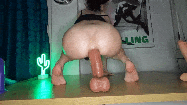 Ненасытная баба чуть не порвала очко огромным самотыком