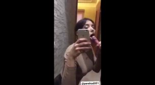 Девка сосет член и снимает себя на старенький айфон