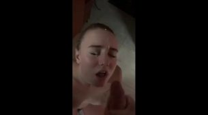 Послушная жена сосет хуй до камшота