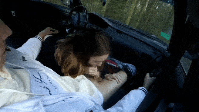 Умничка отсосала большой член в машине и проглотила сперму