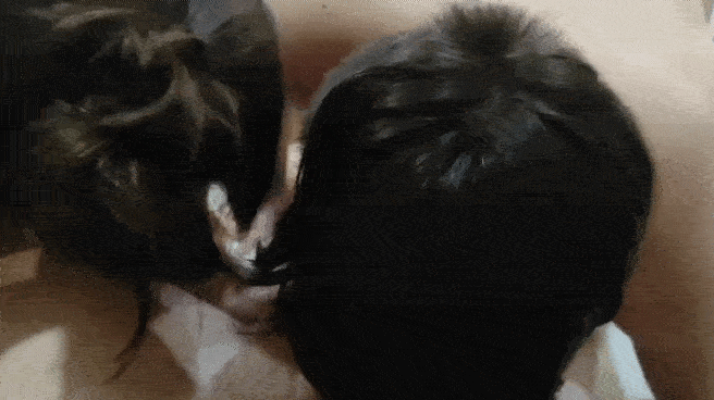 Жена хорошо отсасывает член парня с сайта знакомств, а муж ей помогает