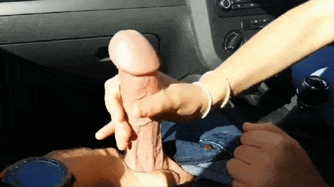 Зрелая женщина дрочит красивый член любовника в машине