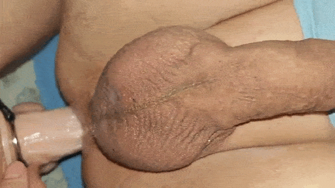 Русская милфа трахает большим страпоном молодого парня в анал