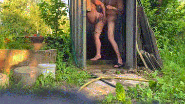 Трахаю беременную жену в летнем душе на даче Украина