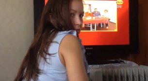 Не дает жене посмотреть телевизор и сует хуй в рот Россия