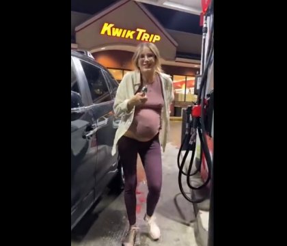 Беременная жена вытащила из жопы анальную пробку на заправке