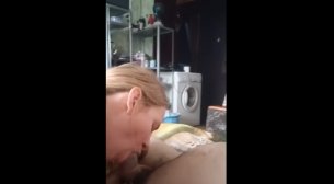 Анюта отсасывает толстый член с презервативом и скачет на нем верхом