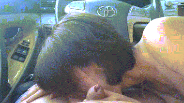 Красивая любовница с бритой писькой жадно сосет маленький член мужика в машине Украина