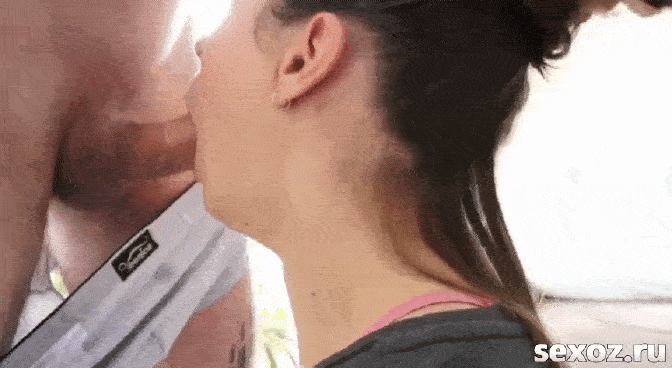Трахает подругу в глотку и кончает на язык