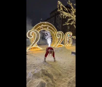 Веселая баба запускает бенгальские огни из жопы