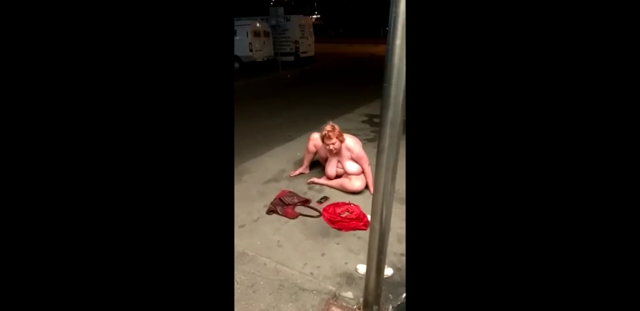 Пьяная русская баба теребит свою пизду прямо на улице перед зрителями