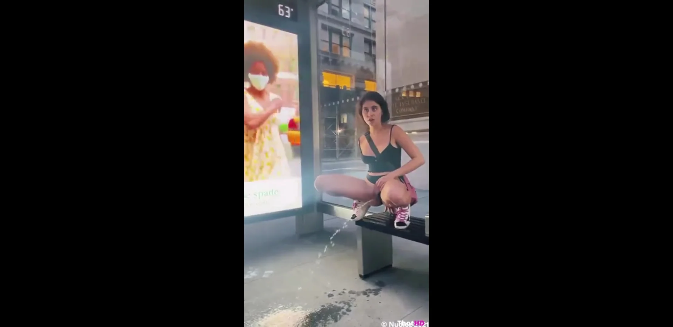 Девка писает на остановке в центре Нью-йорка